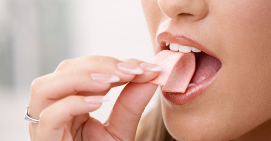Nhai kẹo khiến răng dễ bị sâu và men răng bị ảnh hưởng.